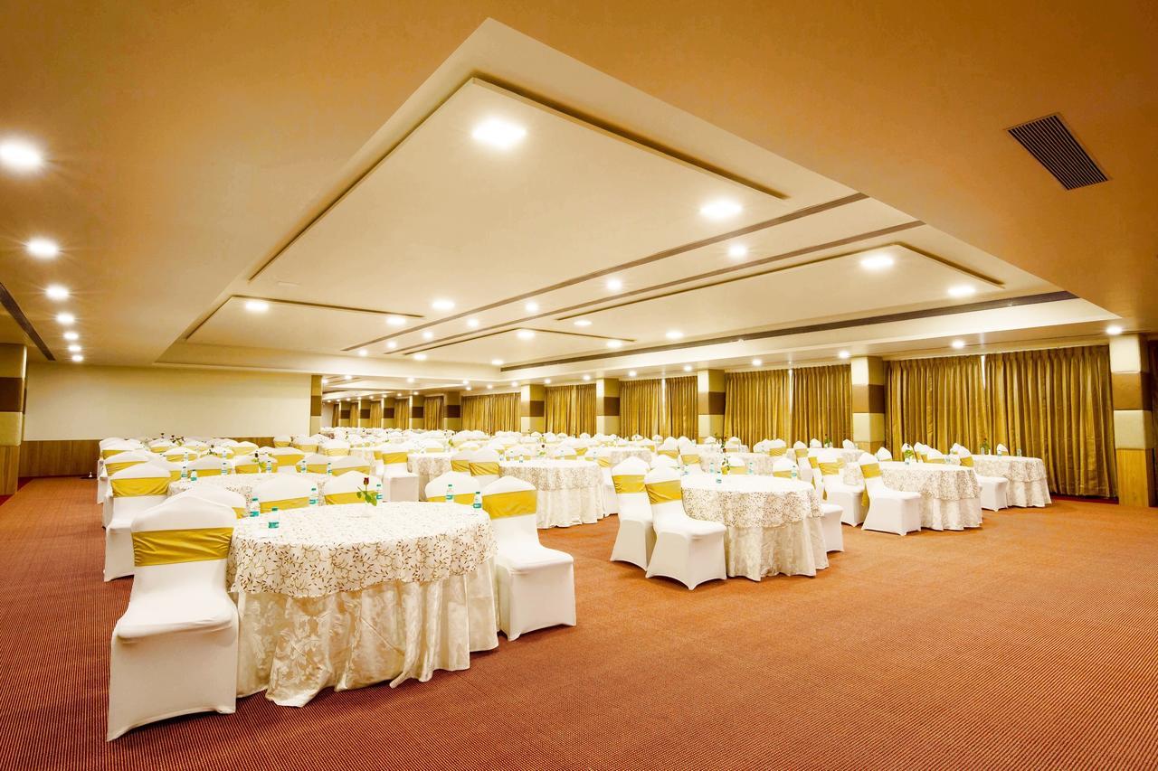 Hotel Central Park Manipal Bagian luar foto