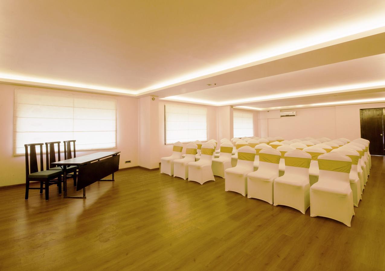 Hotel Central Park Manipal Bagian luar foto