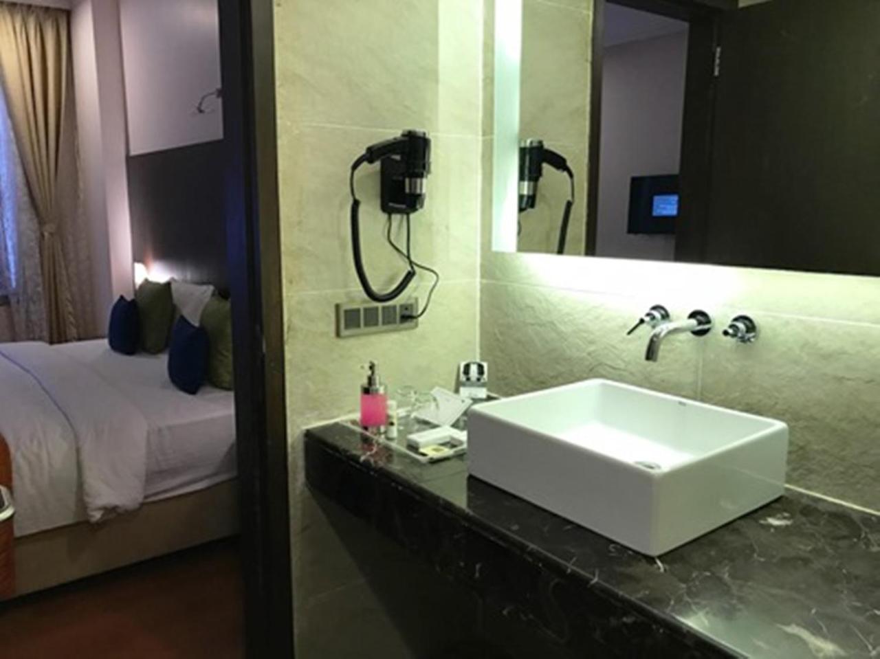Hotel Central Park Manipal Bagian luar foto
